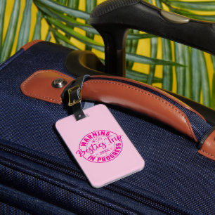 Warnung Besties Trip in Progress Magenta auf Rosa Gepäckanhänger