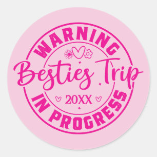 Warnung Besties Trip in Progress Magenta auf Rosa Runder Aufkleber