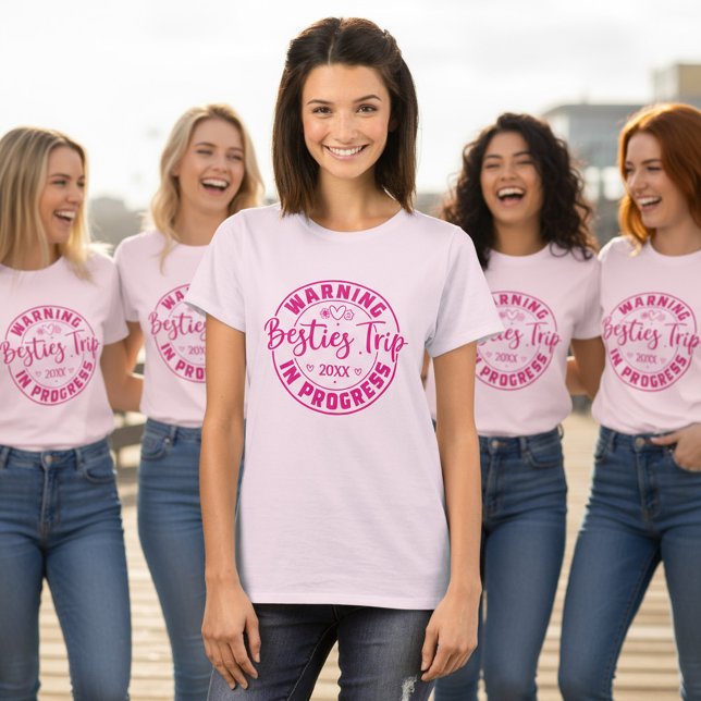 Warnung Besties Trip in Progress Magenta auf Rosa T-Shirt (Von Creator hochgeladen)