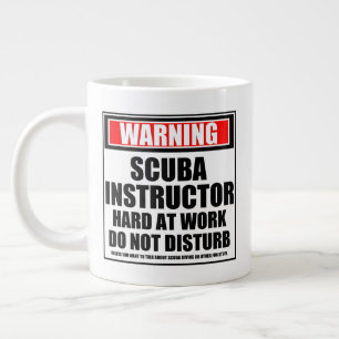 Warnung des Scuba-Instruktors bei der Arbeit Jumbo-Tasse