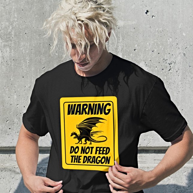 Warnung: Füttre den Drachen nicht - Anpassbar T-Shirt (Von Creator hochgeladen)
