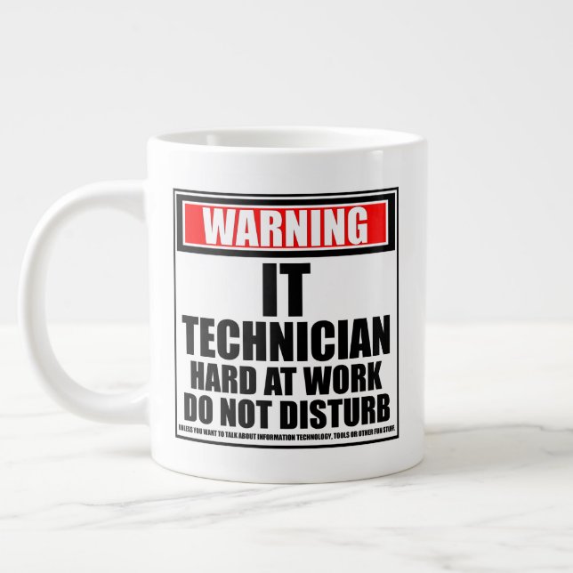 Warnung IT-Techniker bei harter Arbeit stört nicht Jumbo-Tasse (Links)