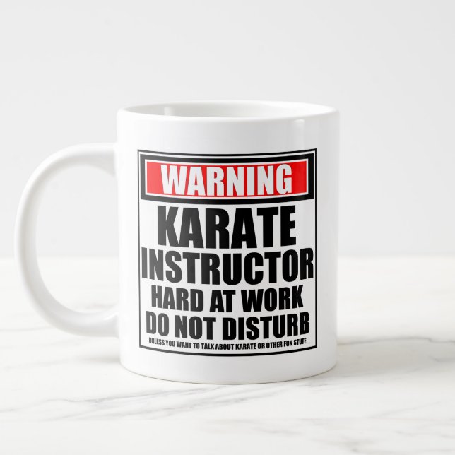 Warnung Karate Instructor hart am Arbeitsplatz Jumbo-Tasse (Links)