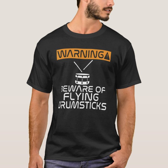 Warnung vor dem Fliegen von Drumsticks Drummer T-Shirt (Vorderseite)