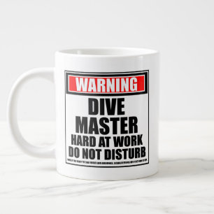 Warnung vor Divemaster bei der Arbeit stört nicht Jumbo-Tasse