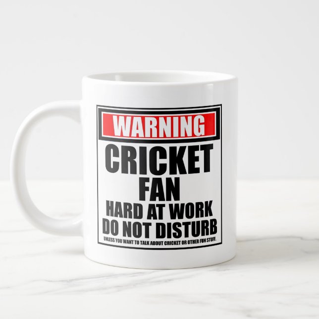 Warnung vor einem Cricket-Lüfter bei der Arbeit st Jumbo-Tasse (Links)