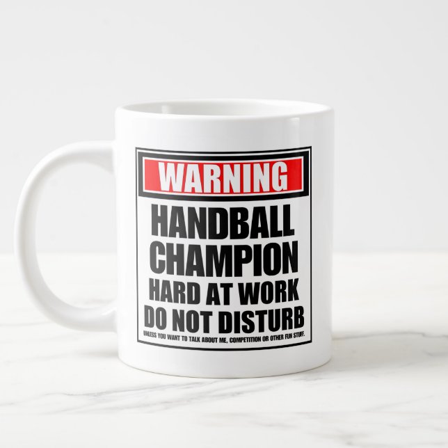 Warnung vor Handball Champion hart am Arbeitsplatz Jumbo-Tasse (Links)