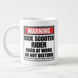 Warnung vor "Kick Scooter Rider Hard at Work" Jumbo-Tasse