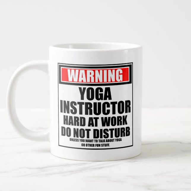 Warnung Yoga-Lehrer hart am Arbeitsplatz Jumbo-Tasse (Links)