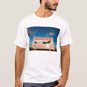 Warnzeichen nahe Flughafen St. Maarten, T-Shirt