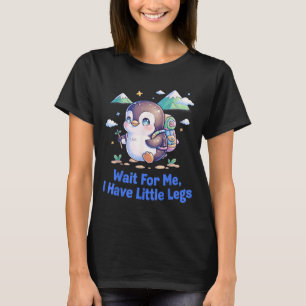 Warte auf den Pinguin mit kleinen Beinen beim Wand T-Shirt