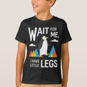 Warte auf den Pinguin mit kleinen Beinen, lustiger T-Shirt