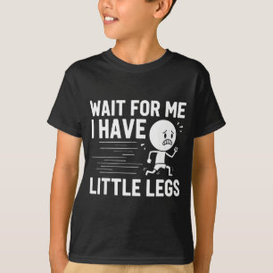 Warte auf Menschen mit kleinen Beinen und kurzer K T-Shirt