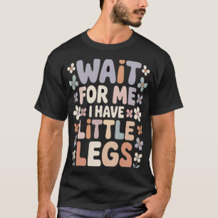 Warte auf mich, ich habe kleine Beine Süße lustige T-Shirt