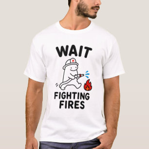 Warte beim Feuerlöschen Lustiges Süßes Feuerwehrma T-Shirt