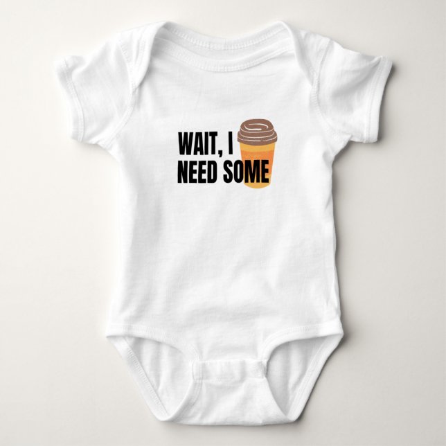 Warte, ich brauche Kaffee - Funny Coffee Cup Angeb Baby Strampler (Vorderseite)