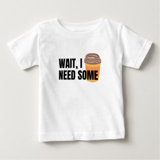 Warte, ich brauche Kaffee - Funny Coffee Cup Angeb Baby T-shirt