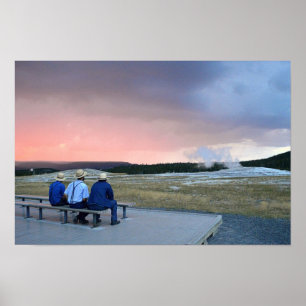 Warten auf den Old Faithful Geyser bei Sonnenunter Poster