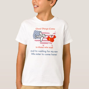 Warten auf meine kleine Schwester Adoption aus Chi T-Shirt