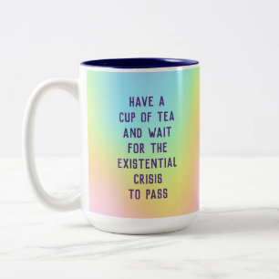 "Warten Sie, bis die existente Krise vorbei ist" Zweifarbige Tasse
