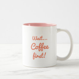 Warten Sie... Kaffee erster Zitat Rosa mit Text Zweifarbige Tasse