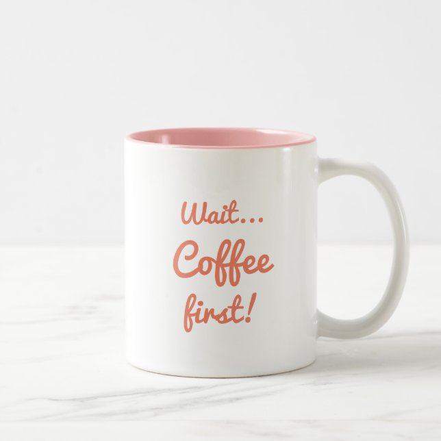 Warten Sie... Kaffee erster Zitat Rosa mit Text Zweifarbige Tasse (Rechts)