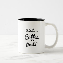 Warten Sie... Kaffee erstes lustiges Zitat schwarz Zweifarbige Tasse