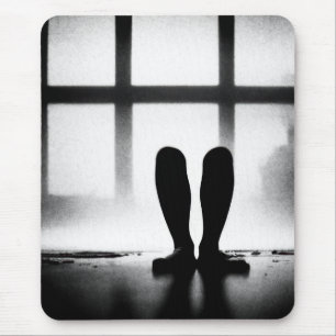 Wartende Füße am Fenster Mousepad