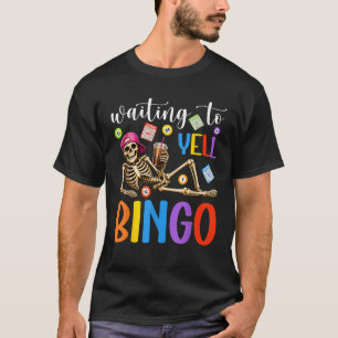 Wartet darauf, Bingo zu rufen Lustiges Skelett Bin T-Shirt