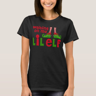Wartete auf mein Elf Weihnachtsmutterschafts-Shirt T-Shirt