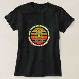 Warum man einen Hühnerfütter Adoptiere, während ma T-Shirt