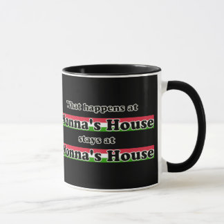 Was am Nonnas Haus-Schwarz-Hintergrund geschieht Tasse