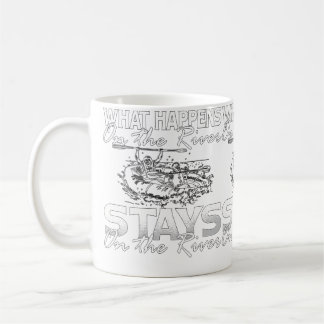 Was auf dem Flusswassersport Kanu Kajak passiert Kaffeetasse