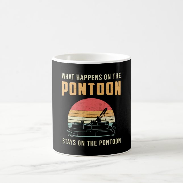 Was auf dem Pontoon-Boot-Segelboot geschieht Kaffeetasse (Mittel)