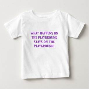 WAS AUF DEM SPIELPLATZ PASSIERT, BLEIBE AUF DEM PL BABY T-SHIRT