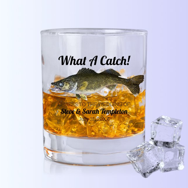 Was für ein Fang Walleye Hochzeit Datum Gefälligke Whiskyglas (What a Catch Fishing Wedding Favor Whiskey Glass For The Bride and Groom. )