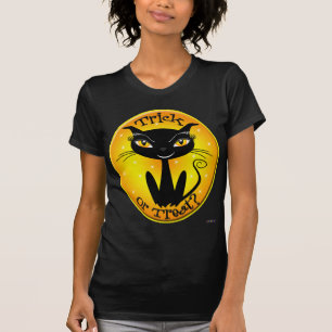 Was für ein Trick oder eine Behandlung? Katze mit T-Shirt