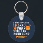 Was im Band Camp Bleibe bei Band Camp Funny Schlüsselanhänger<br><div class="desc">Funny Marching Band Design für diejenigen, die Saxophon, Trompete oder Trommel in einer Band, Orchester oder musikalische Aufführung spielen. Coole Vintage Retro-Band Musiker-Ware für Band Geek, Band Nerd oder Band Camp. Ideal für das Marching von Band-Probe und Bandtraining für Fußballspiel-Halbzeitshow. Günstige Geschenke für Gymnasiasten oder Unis, die Messing oder Schlagzeug...</div>