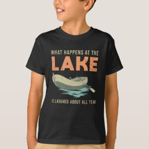 Was passiert am See Segelboot Geschenk T-Shirt