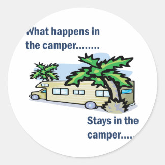Was passiert im Camper, bleibe im Campingplatz Runder Aufkleber