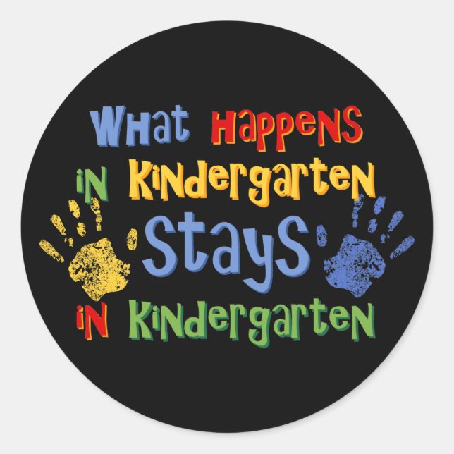 Was passiert im Kindergarten? Runder Aufkleber (Vorderseite)