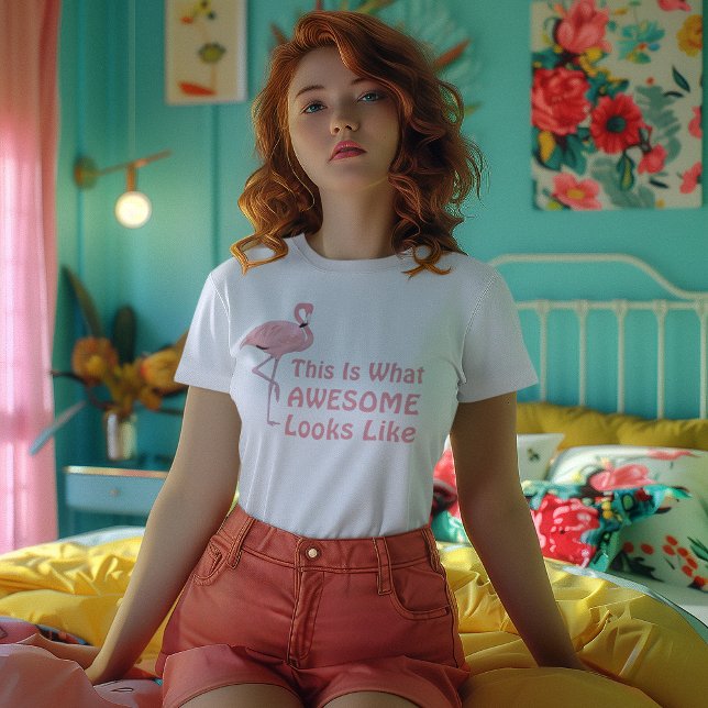Was Phantastisch aussieht wie ein Flamingo T-Shirt (young red head model posing wearing pink flamingo tee that says this is what awesome looks like)