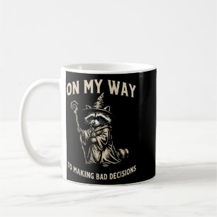 Waschbär auf dem Weg schlechte Entscheidungen zu t Kaffeetasse
