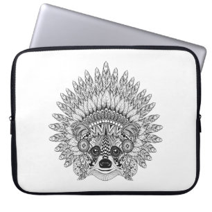 Waschbär in mit Federn versehenem Laptopschutzhülle