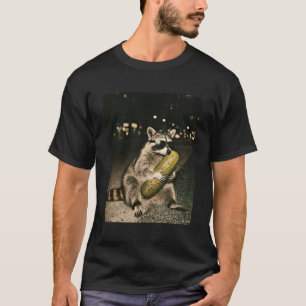 Waschbär isst große grüne Gurke Mitternacht Straße T-Shirt