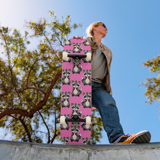 Waschbär-Muster-Design Rosa  Skateboard (Außen 1)