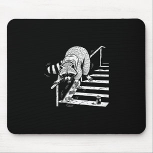 Waschbär Skateboardfahren auf Treppengeländer  Mousepad