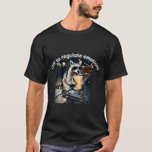 Waschbär trinkt eisgekühlten Kaffee lustig um zu r T-Shirt