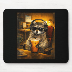 Waschbär trinkt eisgekühlten Kaffee lustiger Kaffe Mousepad