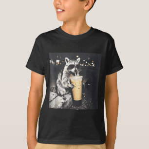 Waschbär trinkt eisgekühlten Kaffee lustiges Meme- T-Shirt